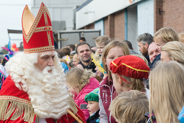 Sinterklaas begroet kinderen tijdens intocht
