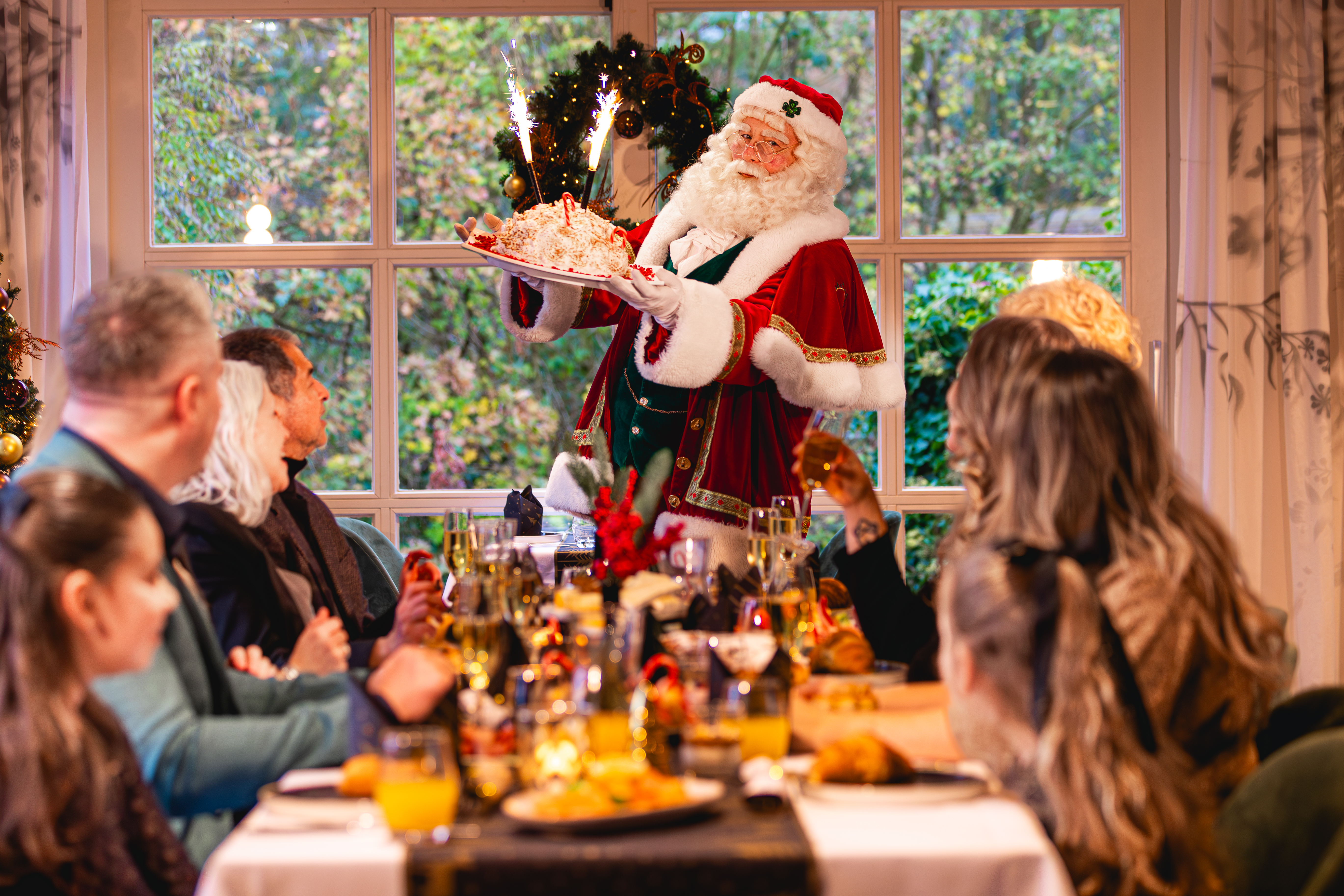 Kerstman met familie tijdens de brunch