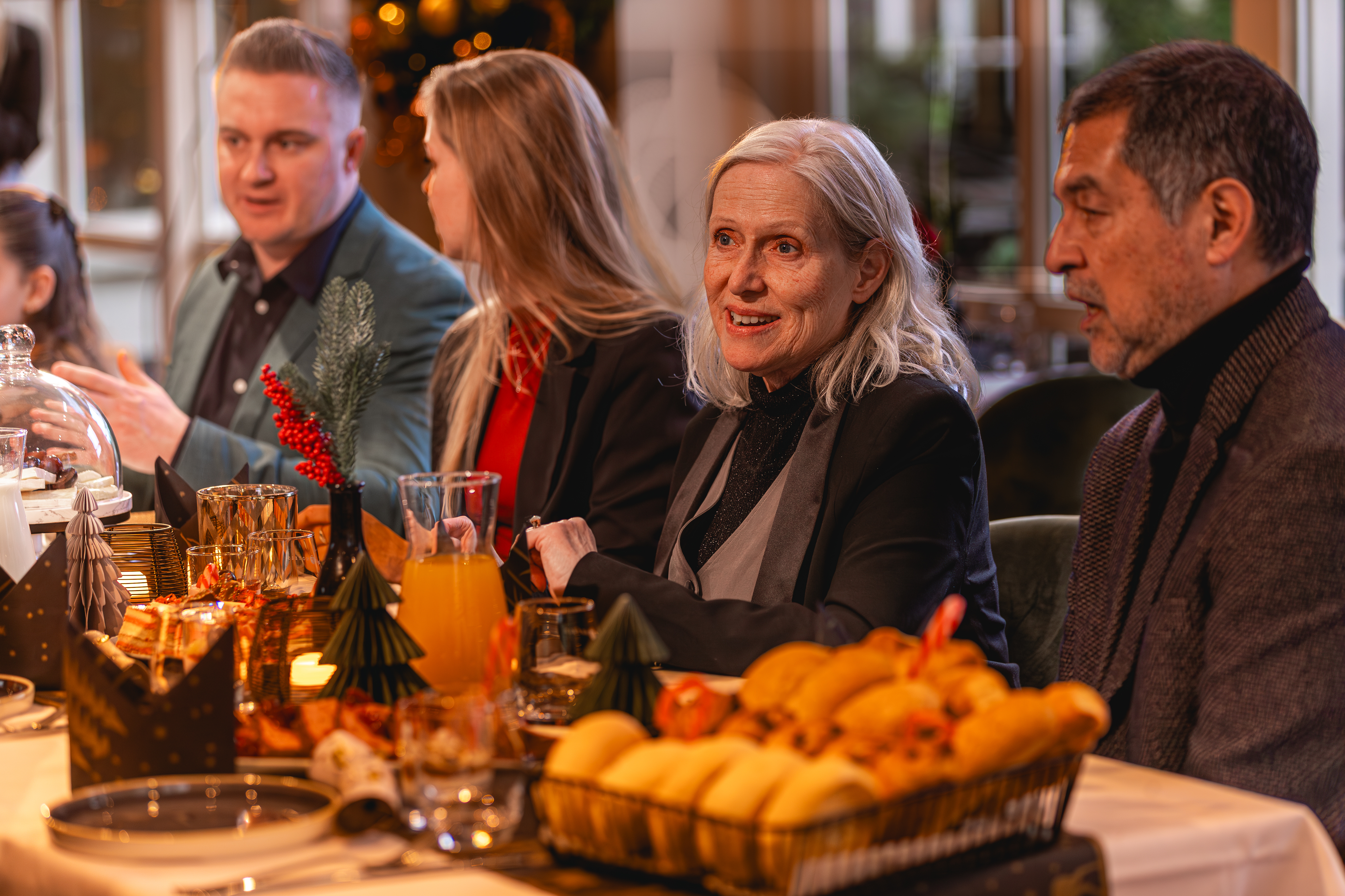 Familie tijdens de kerstbrunch