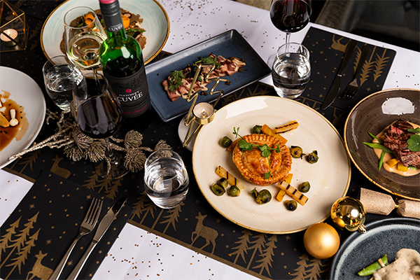 Gedekte kerstdiner tafel