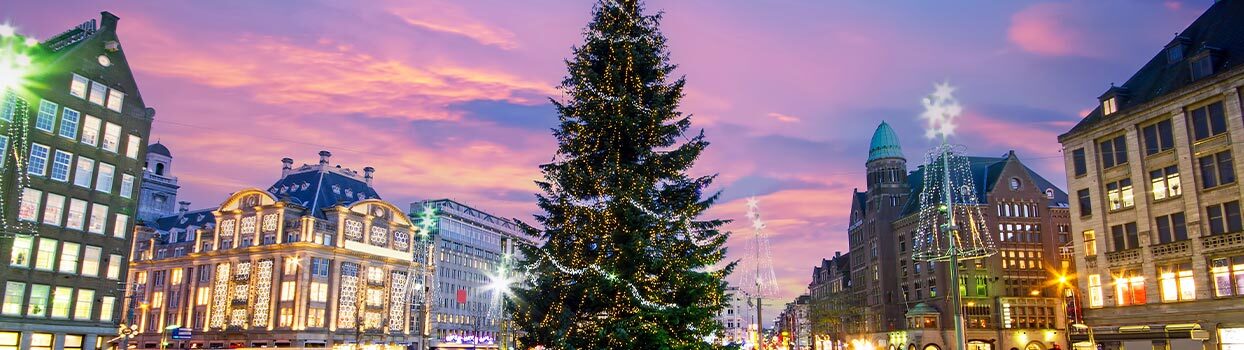 Kerstmarkt in Amsterdam met sfeerverlichting