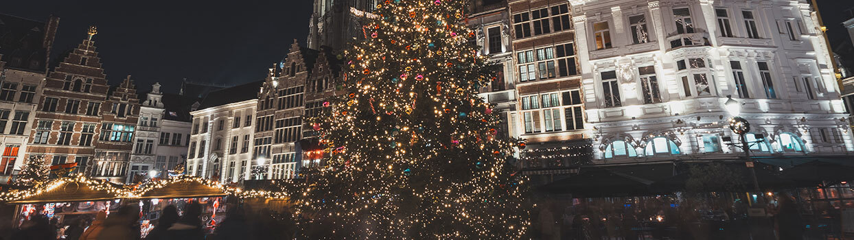 Kerstmarkt Antwerpen met verlichte kramen op de Grote Markt