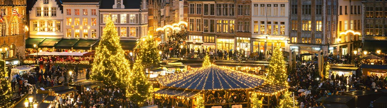 Kerstmarkt Brugge op de Markt met het Belfort op de achtergrond