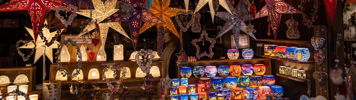 Kerstmarkt in Velsen met sfeerverlichting en bezoekers