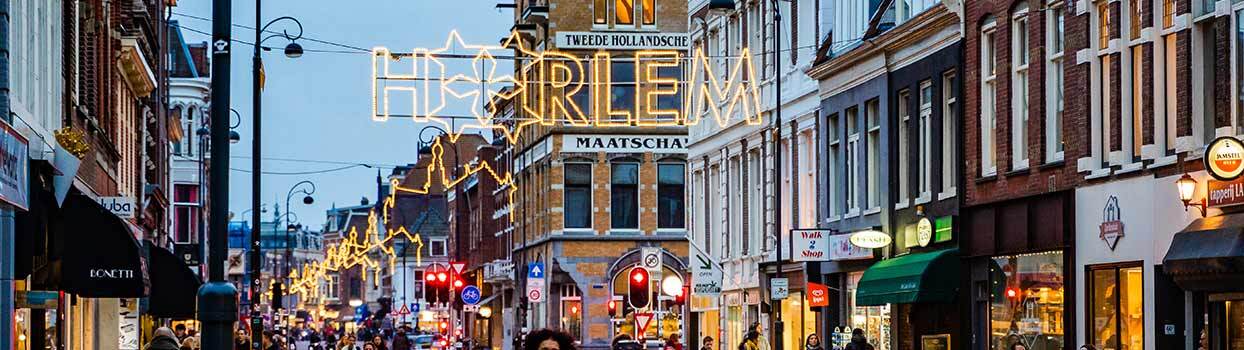 Sfeerbeeld van de Kerstmarkt Haarlem op de Grote Markt
