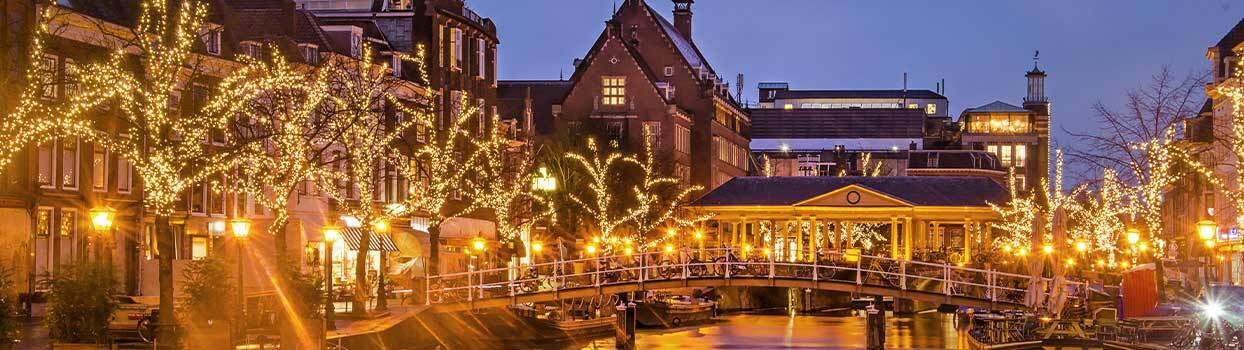 Kerstmarkt Leiden met verlichte kramen langs de gracht