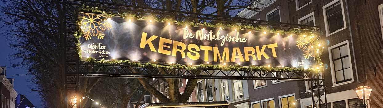 Sfeerbeeld van de kerstmarkt in de binnenstad van Leiden