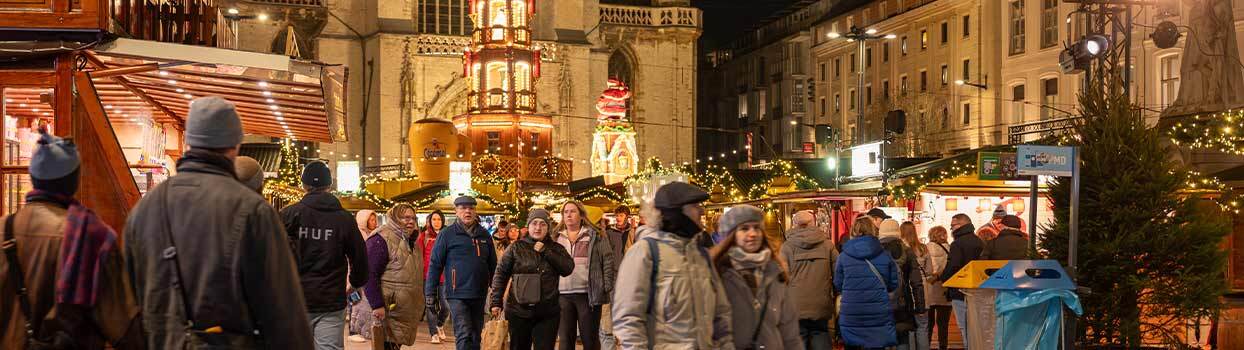 Kerstmarkt in Gent met verlichte kraampjes en de Sint-Baafskathedraal