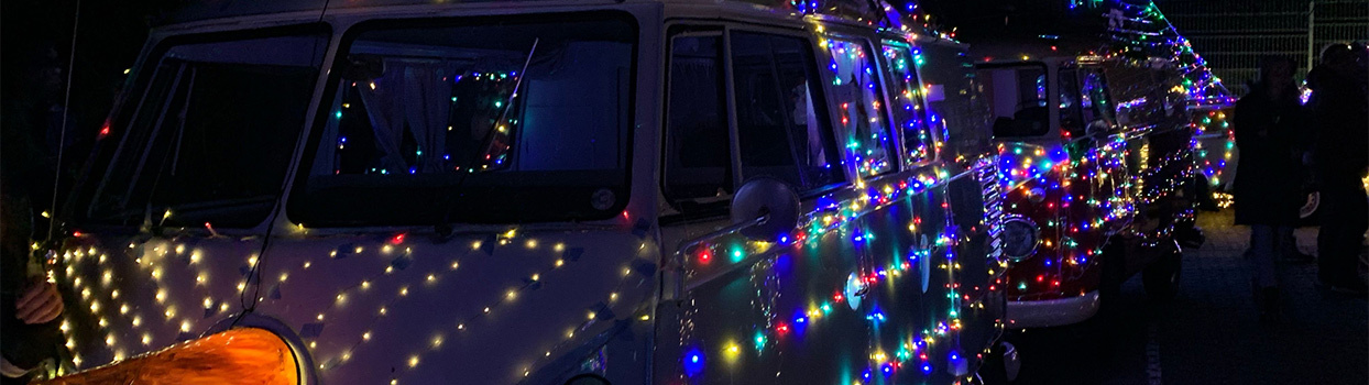 Kerstparade met verlichte auto's
