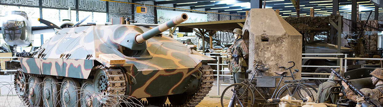 Militaire voertuigen bij het Oorlogsmuseum in Overloon