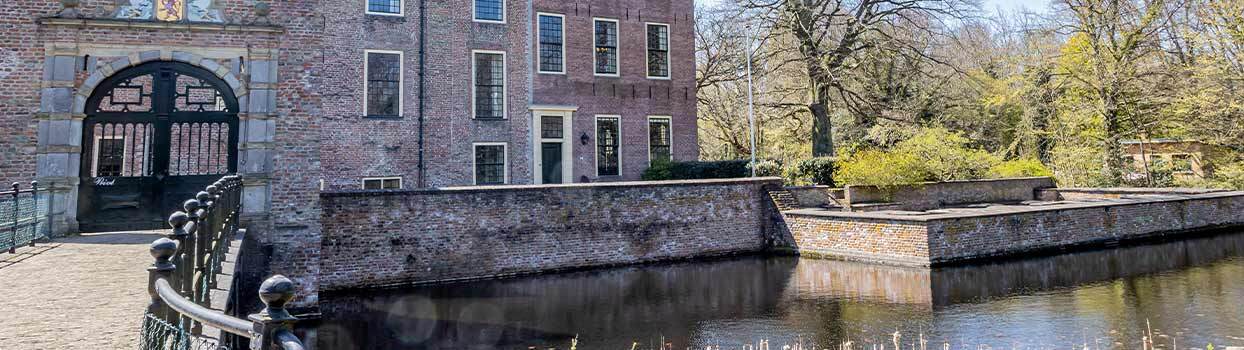 Slot Haamstede tussen de bomen in Burgh-Haamstede