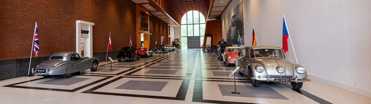 Interieur van het Louwman Museum in Den Haag
