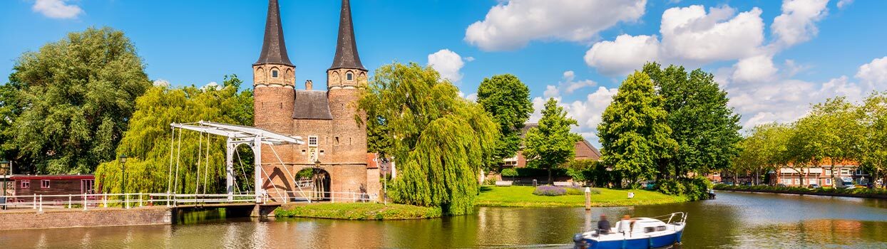 bootje vaart op het kanaal in Delft