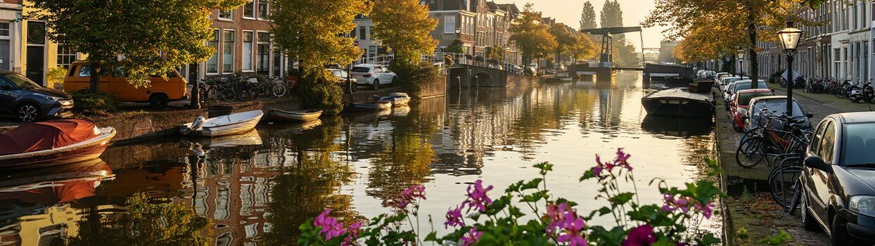 Gracht met bootjes in Leiden