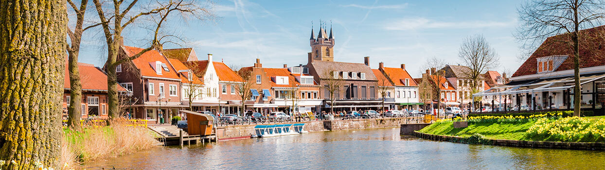 Sluis, rivier door de stad