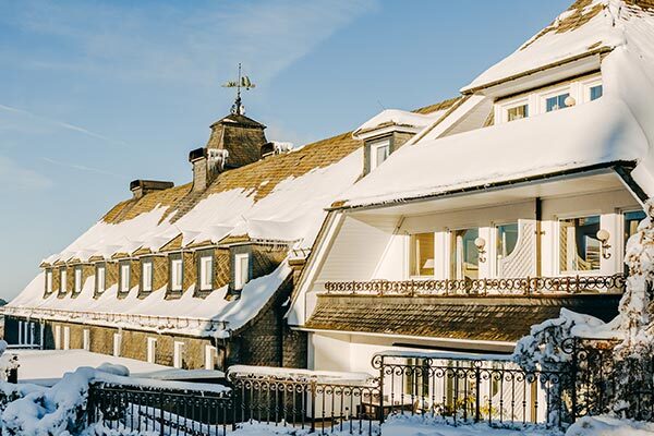 Paar genießt den Winter