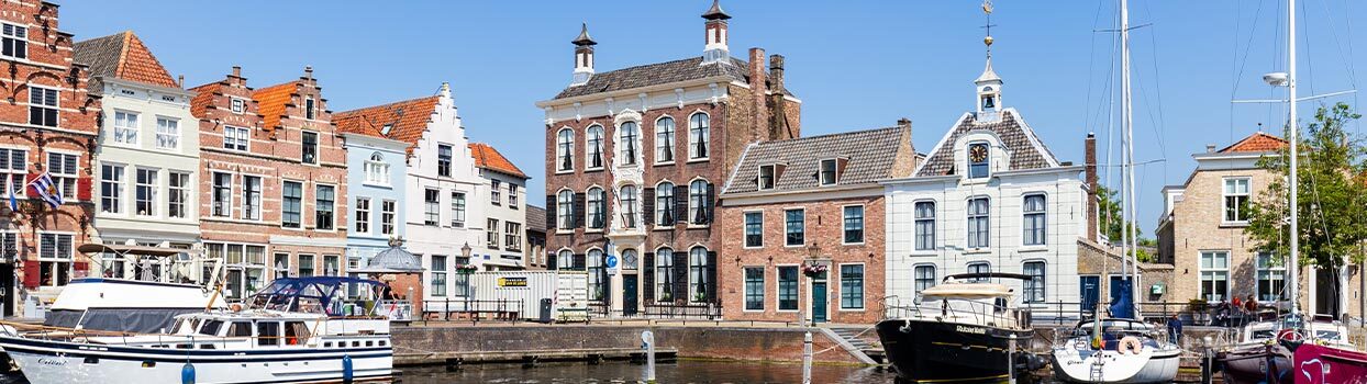 Historische huizen aan de Turfkade Goes