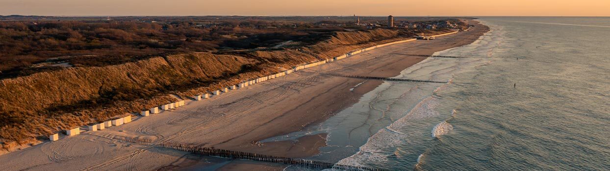 Bovenaanzicht naar het strand van Domburg