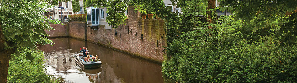 Boot op de gracht bij Den Bosch