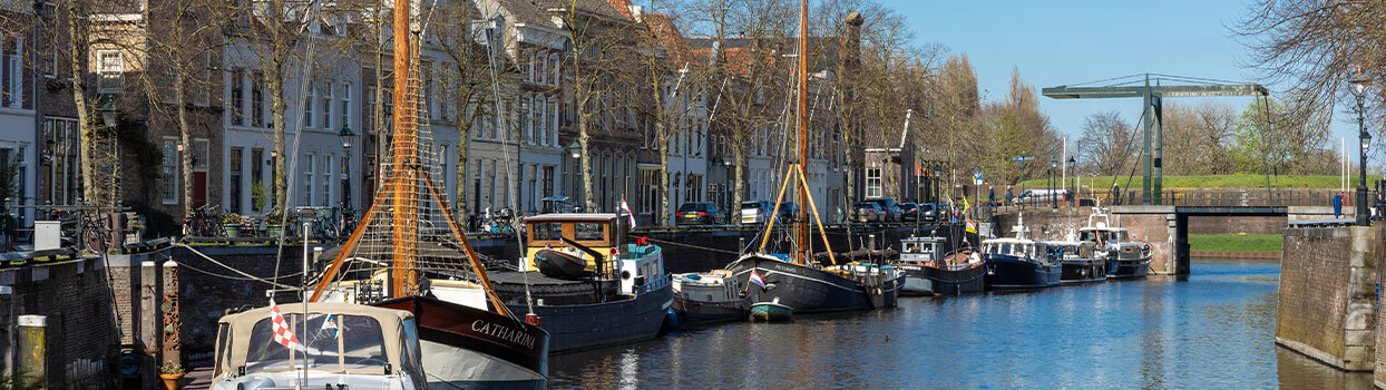 Kanaal met boten in Den Bosch