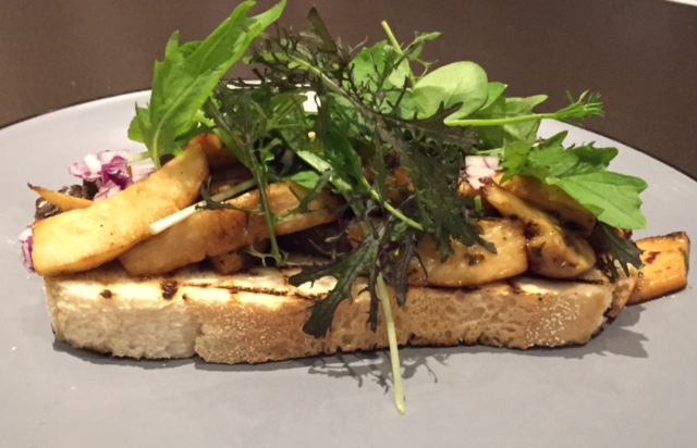 Geroosterd boerenbrood met paddenstoelen