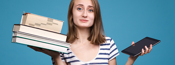 Vrouw met boeken in haar handen