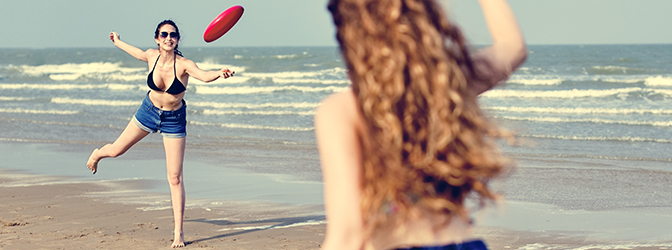 frisbeeën op het strand