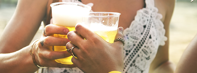 Bier proosten op een festival