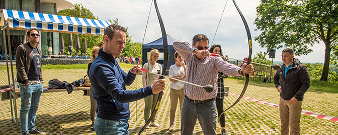 Met collega's boogschieten