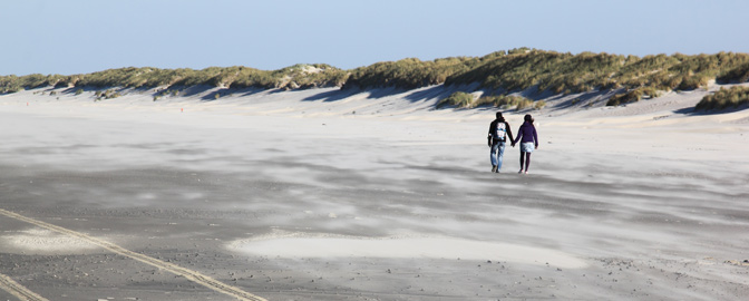 Wandelen op het strand van Ameland