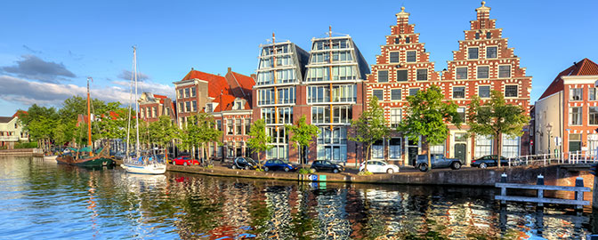 Huizen langs het water in Haarlem