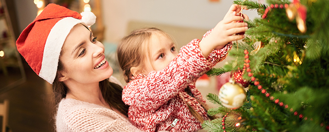 Samen de kerstboom optuigen