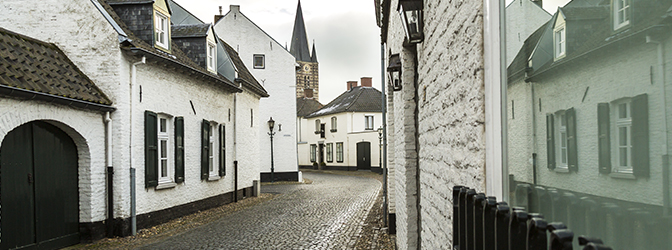 Smal straatje in het witte stadje Thorn