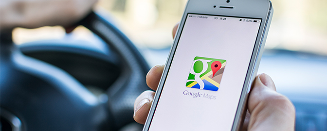 Google maps op de telefoon in de auto
