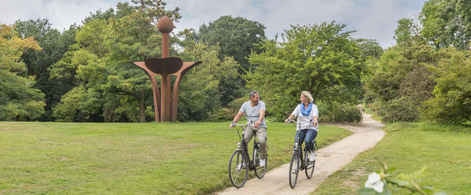 Fietsend stel in de natuur