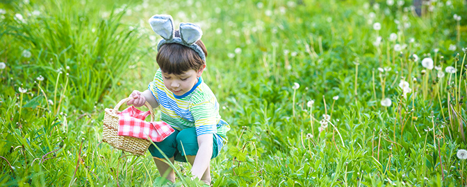 Kind zoekt eieren in het gras