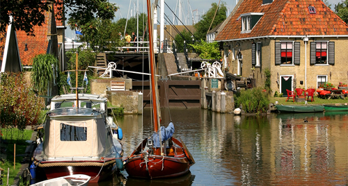 Bootjes in een dorpje
