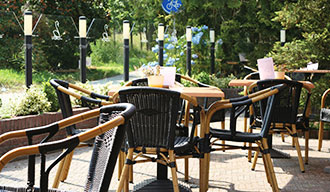 Terras bij Fletcher Hotel-Restaurant De Grote Zwaan