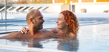 man en vrouw in het zwembad