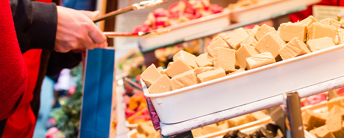 Lekkernijen pakken op de kerstmarkt