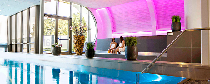 Binnenzwembad van BLUE Wellnessresort Sittard