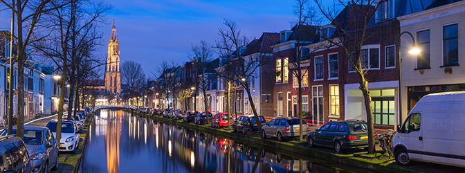 Grachten van Delft in de avond